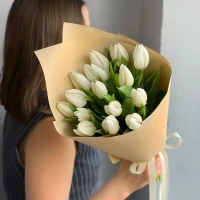 15 белых тюльпанов
