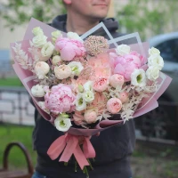 Авторский букет с пионами Сара бернар и пионовидными кустовыми розами Мэнсфилд парк.
